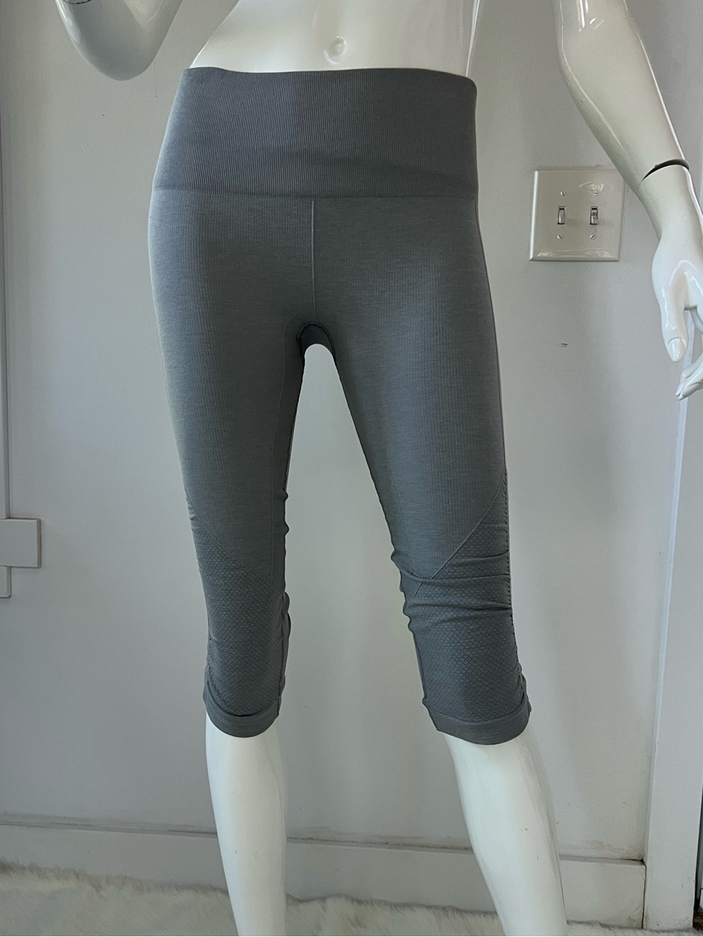 lululemon athletica Light Gray Seamless Capri Leggings BikeCore running size 8